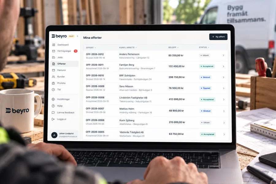 Offertlistan i Beyro på en laptop, med status på varje offert.